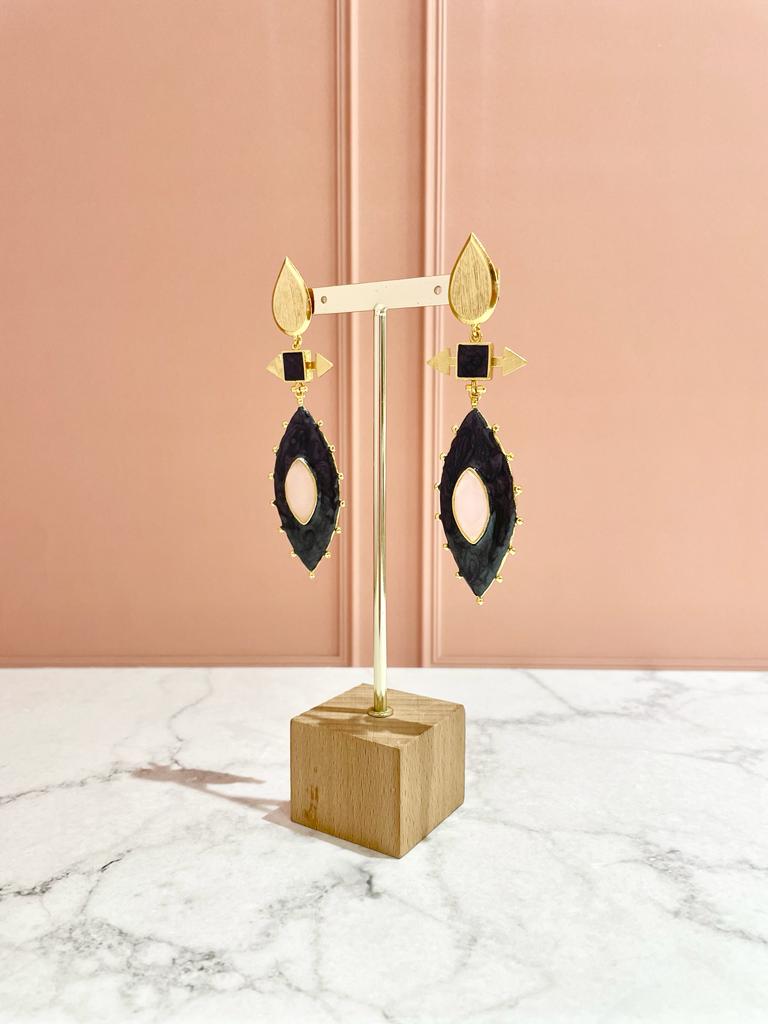 ARETES ENAMEL NEGROS CON PIEDRA ROSA CLARO