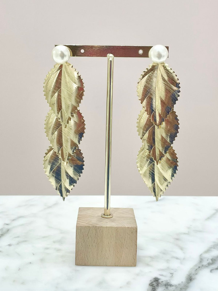 ARETES LARGOS HOJAS CON PERLA