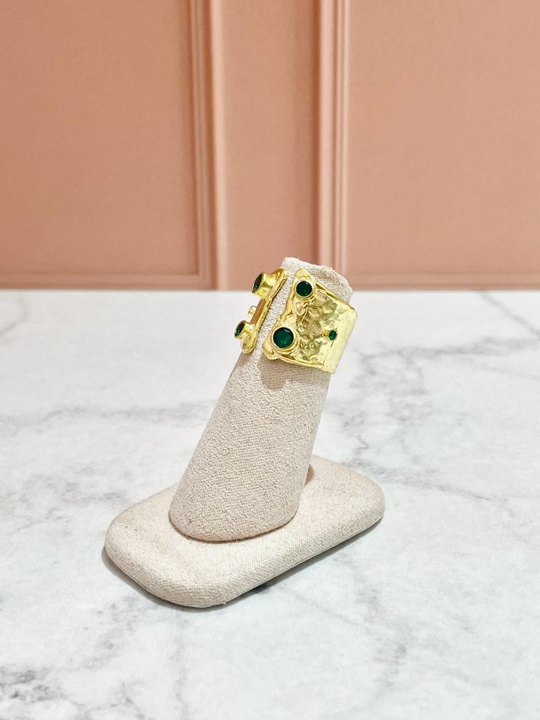 ANILLO TEXTURIZADO CON CRISTALES VERDES