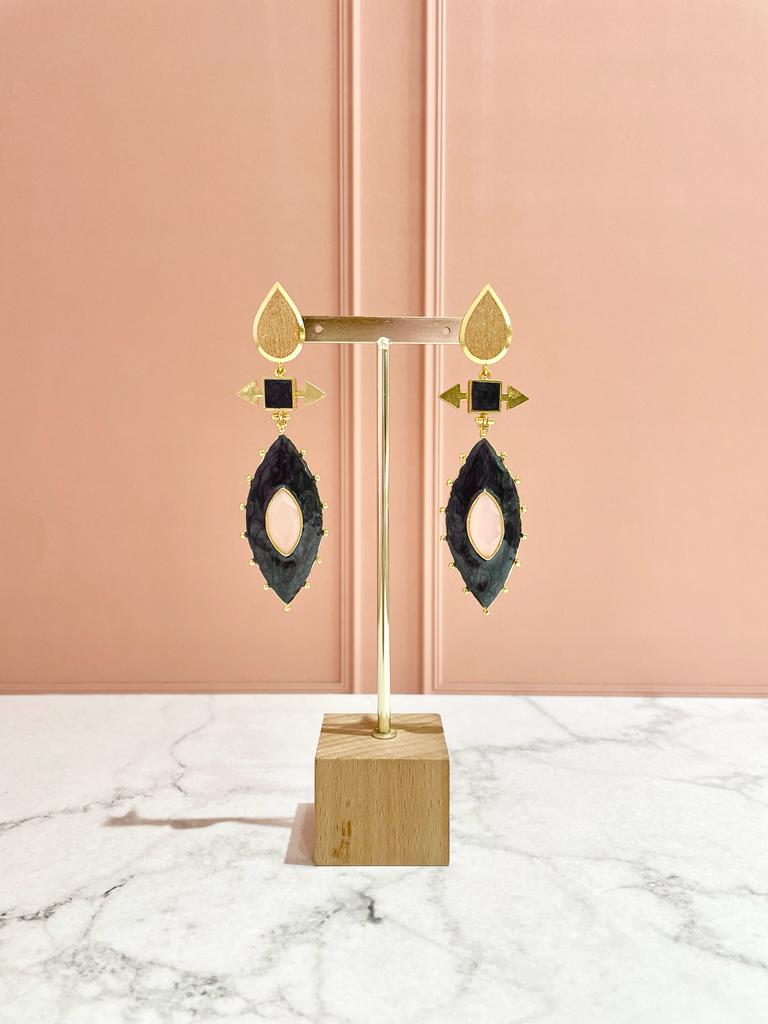 ARETES ENAMEL NEGROS CON PIEDRA ROSA CLARO